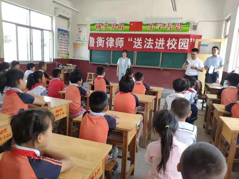 鲁衡律师“送法进校园”